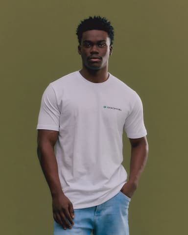 Homem com a camiseta da Click Store