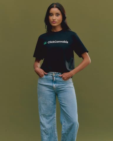 Mulher com a camiseta da Click Store