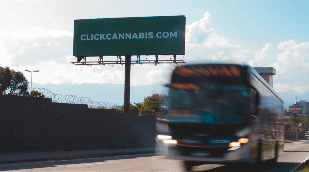 Outdoor da Click Cannabis com o site da empresa exibido em destaque.