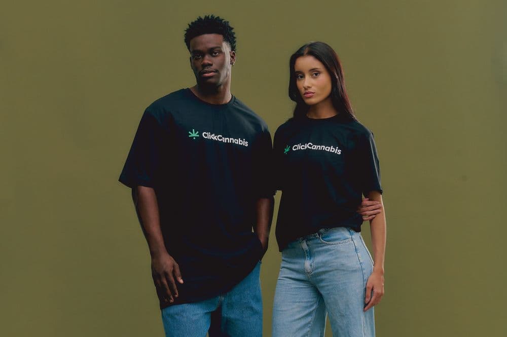 Duas pessoas usando camisetas pretas da Click Cannabis.