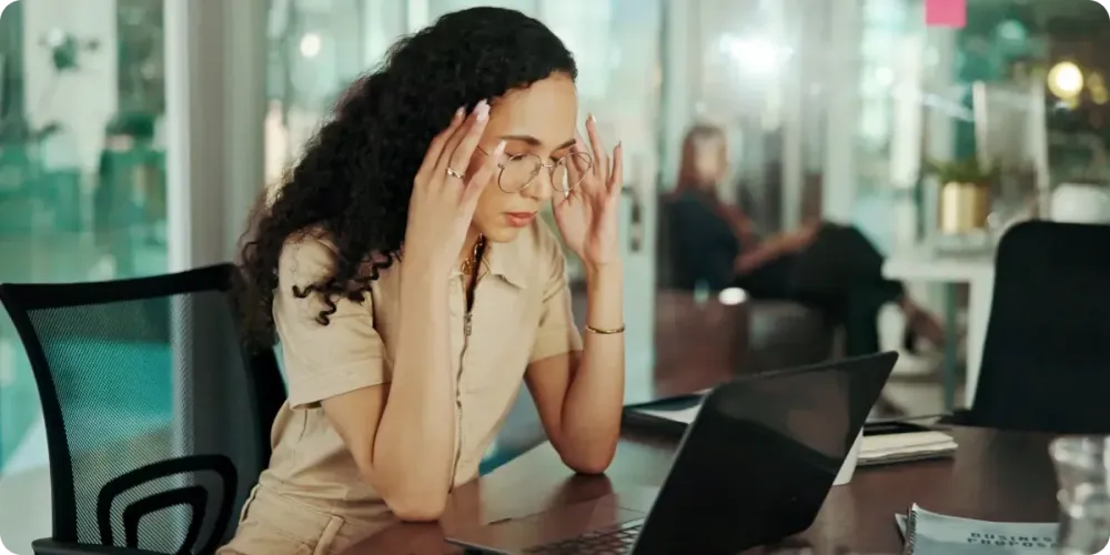 Mulher estressada com Burnout por trabalhar muito no escritório da empresa.