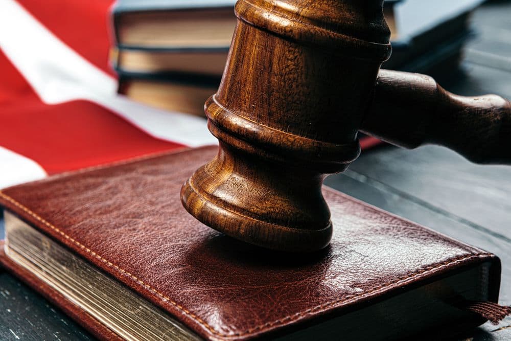 Martelo da Justiça simbolizando a judicialização da cannabis medicinal no Brasil