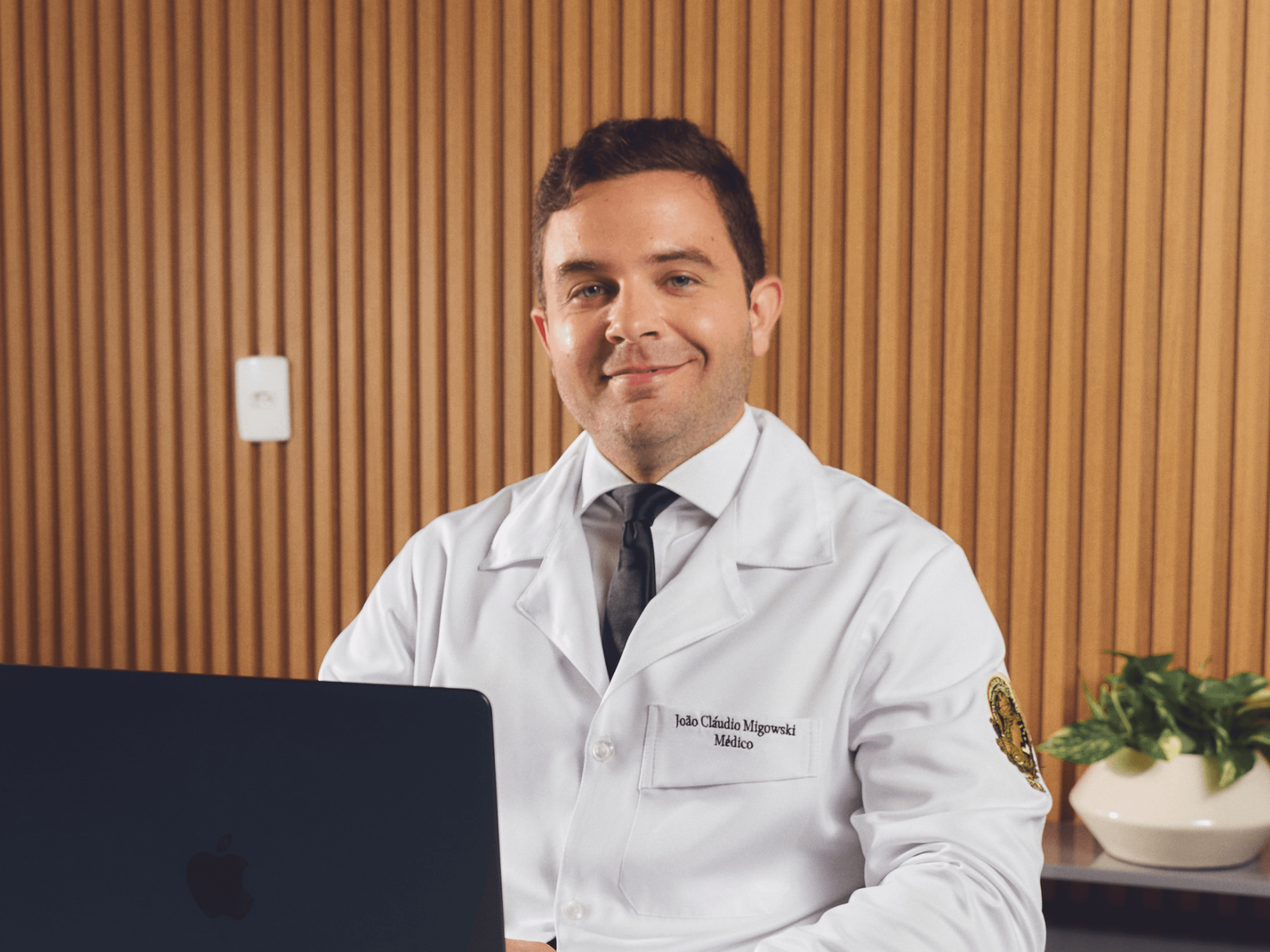 Dr João Migowski em atendimento, representando a importância de consultas regulares e acompanhamento contínuo na saúde.