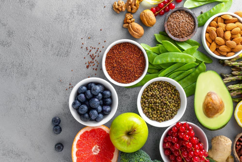 Alimentos ricos em nutrientes que potencializam os efeitos da cannabis medicinal, como abacate, nozes, frutas vermelhas e vegetais.