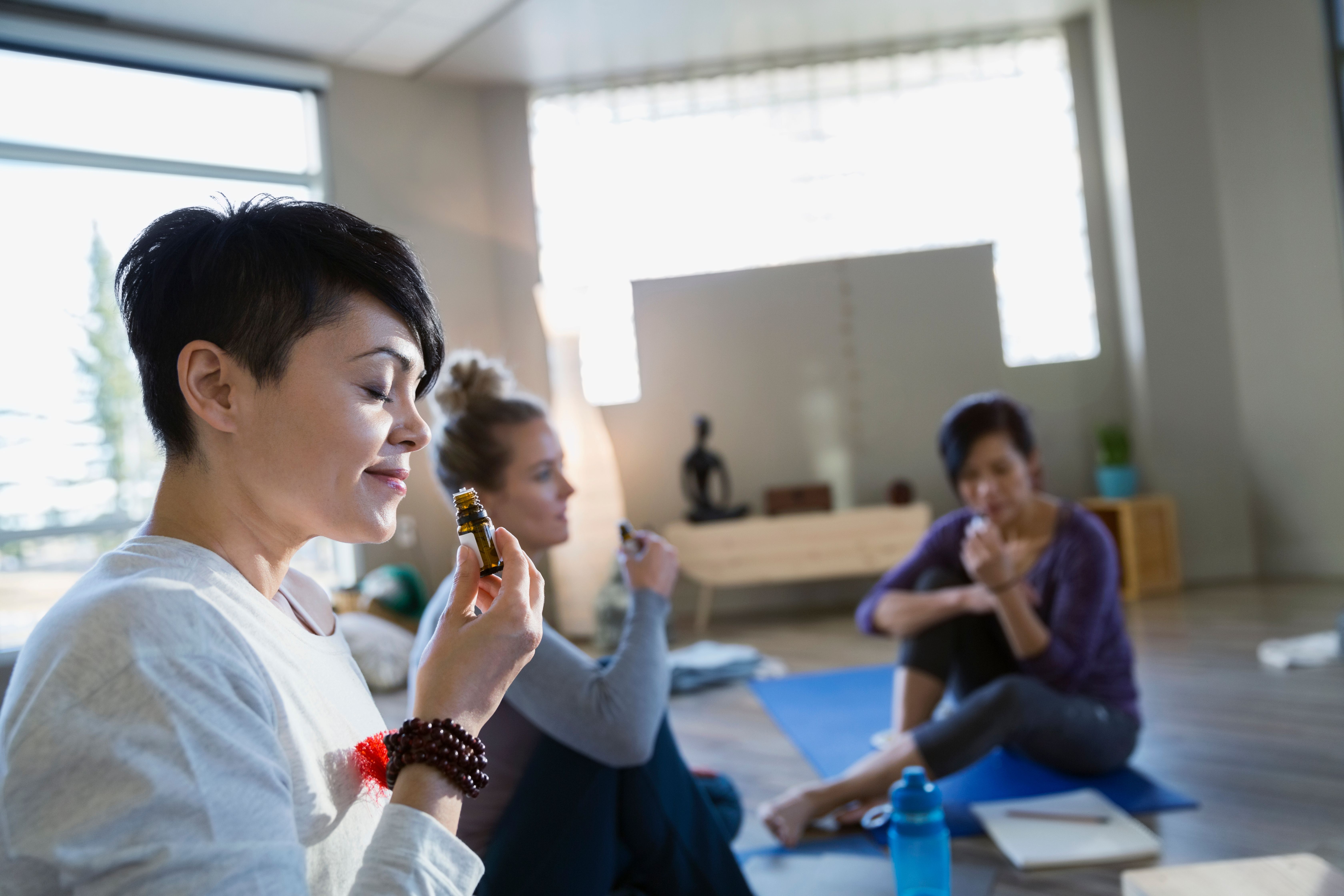 Mulheres praticando mindfulness para equilíbrio emocional.