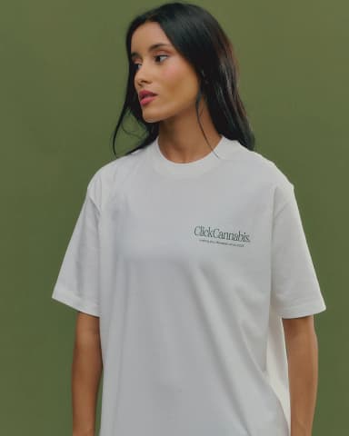 Mulher com a camiseta da Click Store