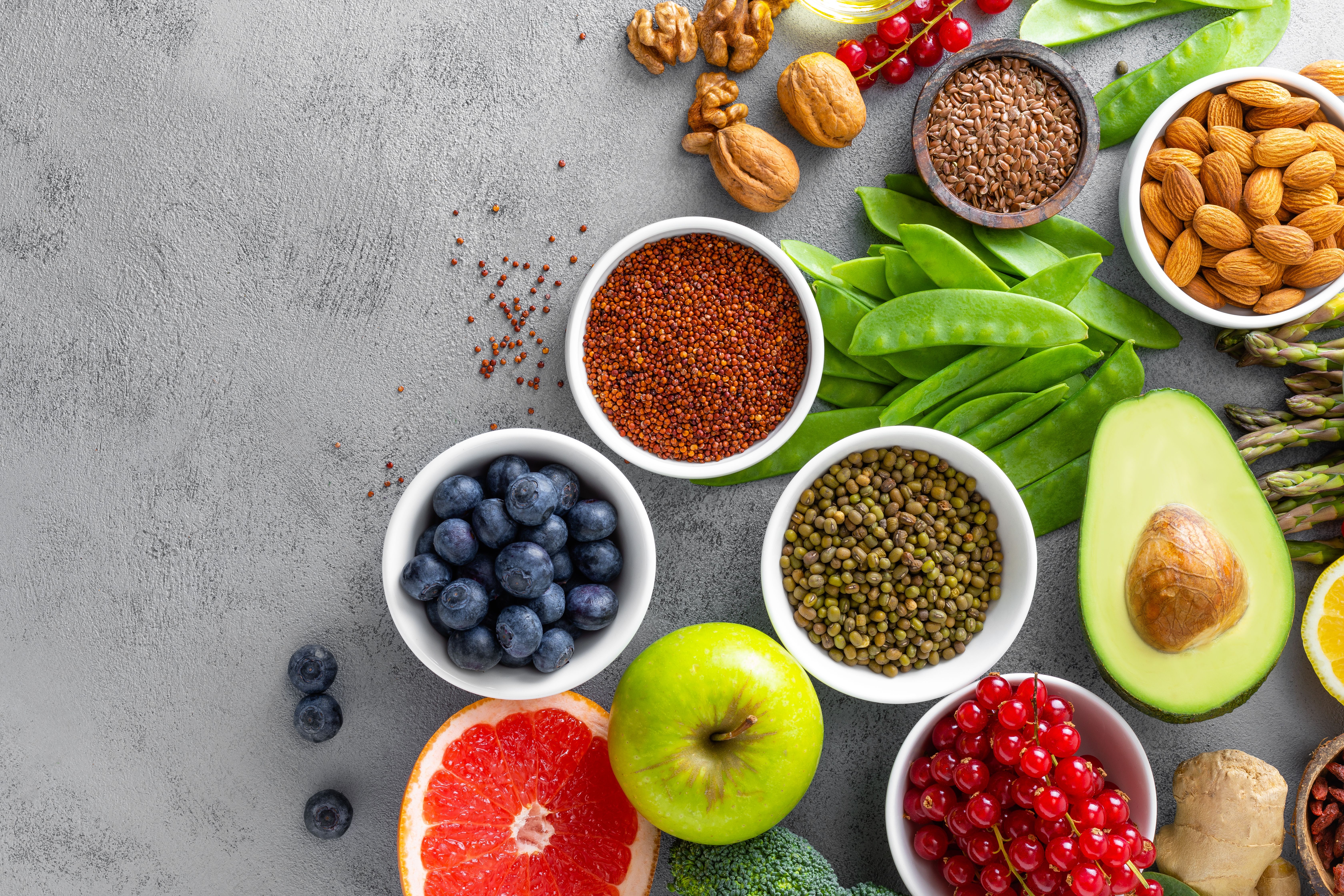 Alimentos ricos em nutrientes que potencializam os efeitos da cannabis medicinal, como abacate, nozes, frutas vermelhas e vegetais.